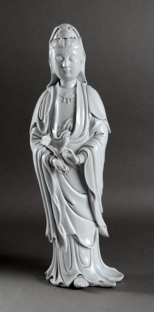 CHINE Statuette de Guanyin en porcelaine blanc de Chine debout, tenant de sa main...