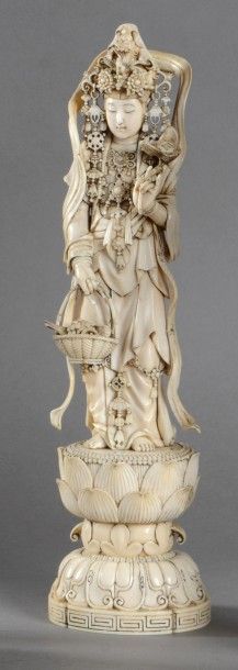 null Très belle statuette du Boddhisattva Gwanyin en ivoire, debout sur un socle...