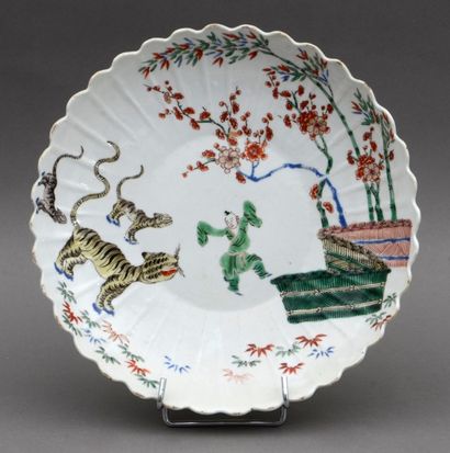 JAPON Coupe polylobée en forme de chrysanthème (kiku) en porcelaine décorée en émaux...
