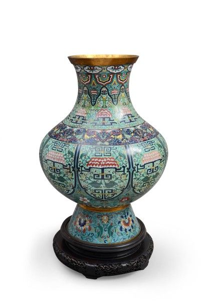 CHINE Important vase balustre en bronze doré et émaux cloisonnés à décor polychrome...