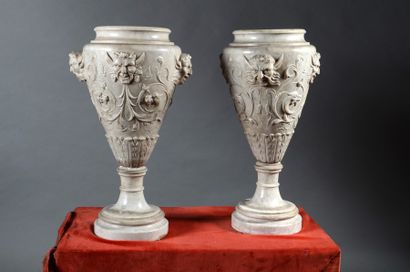 null Paire de vases en marbre blanc à décor de grostesques de style néorenaissance.
H.:...
