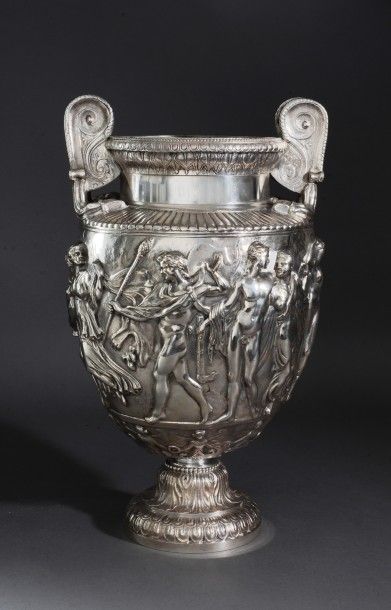 null Vase en bronze argenté à décor de frise à l'antique.
H.: 38 cm