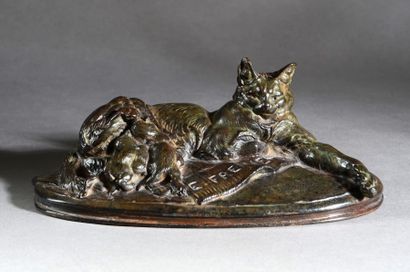 EMMANUEL FREMIET (1824 - 1910) Chatte et ses petits.
Bronze, signé en creux sur la...