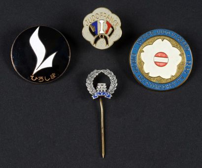 null Lot de 4 badges de judo dont 1 des Championnats d'Europe de 1959 en Autriche.
La...