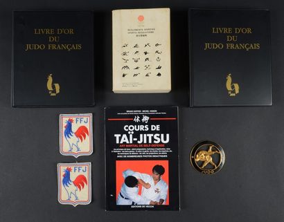 null Ensemble comprenant 2 livres d'or du judo français (1997/1998 et 1998/1999),...