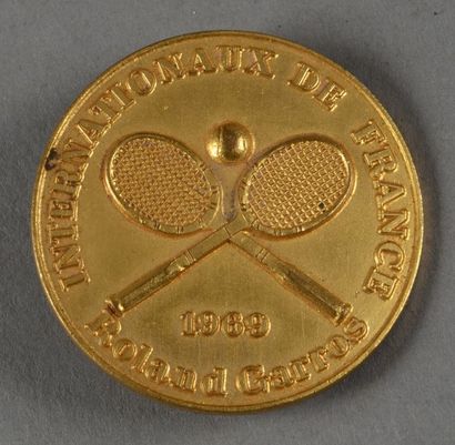 null Badge des Internationaux de France 1969 (de la joueuse Maylis Burel).
C'est...