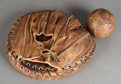 null Balle et gant en cuir de softball du début du XXème siècle.
Le softball est...