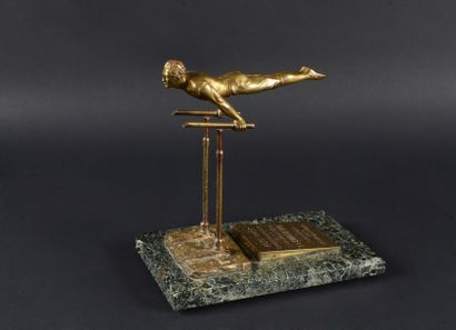 null Sculpture en bronze. «Le Gymnaste».
Signée Georg Eichhorn (XIXème-XXème).
Souvenir...