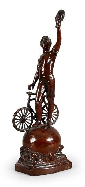 null Sculpture en régule «Le Cycliste vainqueur» signée P. de Soete (1886-1948).
Hauteur...