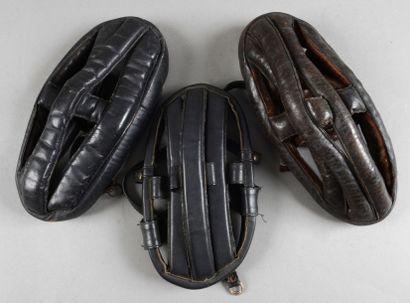null Ensemble de 3 casques de vélo à boudins en cuir.
Vers 1950.
