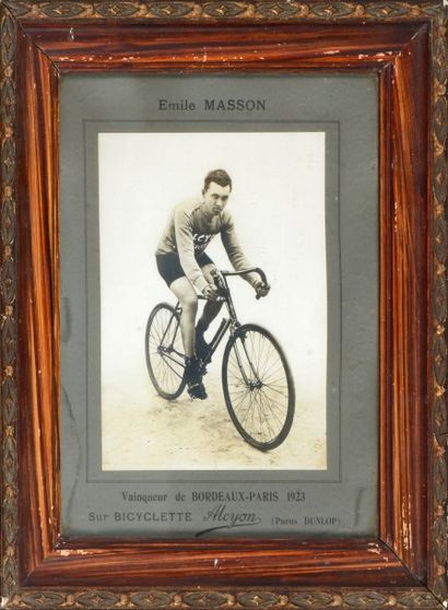 null Photo d'émile Masson. Vainqueur de Bordeaux-Paris 1923 sur bicyclette Alcyon....