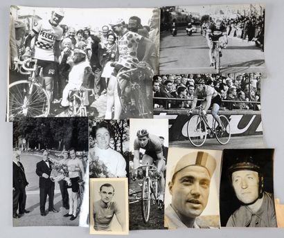 null Lot d'environ 30 photos originales de presse sur le cyclisme dans les années...