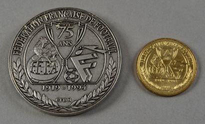 null Médaille commémorative des 75 ans de la Fédération Française de Football (1919-1994).
On...