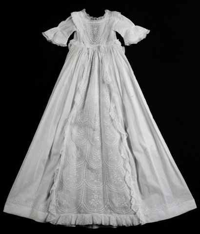 null Belle robe de présentation pour bébé, linon brodé main, milieu du XIXème siècle...