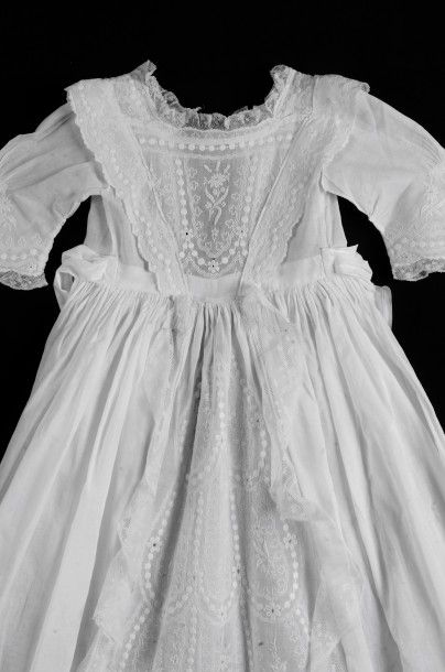 null Belle robe de présentation pour bébé, linon brodé main, milieu du XIXème siècle...