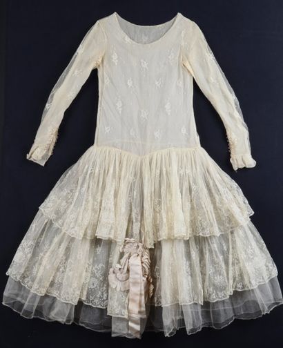 null Une robe de mariée en dentelle de Calais et mousseline de soie, vers 1930 Robe...