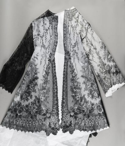 null Rare veste longue en dentelle de Chantilly de Bayeux ombré, fuseaux, vers 1865-70...