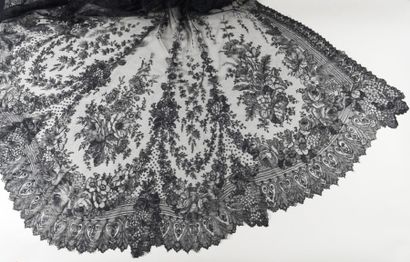 null Rare veste longue en dentelle de Chantilly de Bayeux ombré, fuseaux, vers 1865-70...