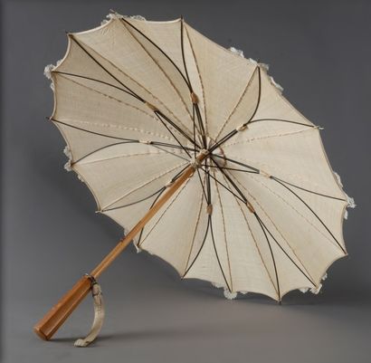 null Ombrelle en tissu et dentelle Frivolité, vers 1925 Jolie ombrelle, le pavillon...