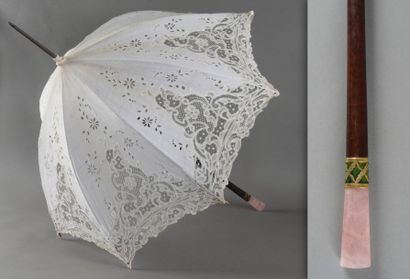 null Grande ombrelle en linon brodé et dentelle de Luxeuil, fin du XIXème début du...
