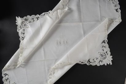 null Service de table, nappe et douze serviettes, vers 1900, sergé de coton blanc,...