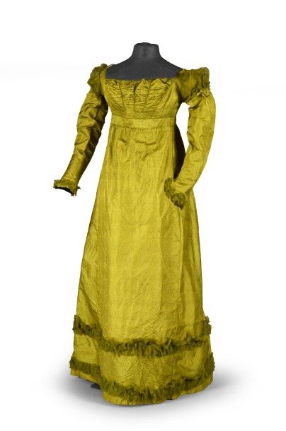 null Robe de bal, vers 1820, robe dans un petit façonné soie d'un lumineux vert chartreuse...