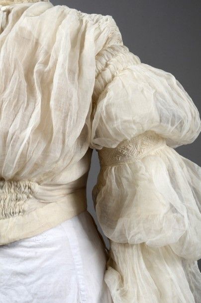 null Rare corsage vers 1830-1840, en organdi crème, froncé devant et aux emmanchures,...