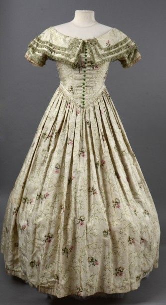 null Elégante robe d'après-midi, Angleterre, vers 1850, en taffetas crème imprimé...