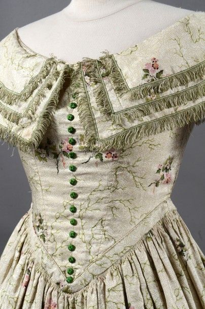 null Elégante robe d'après-midi, Angleterre, vers 1850, en taffetas crème imprimé...