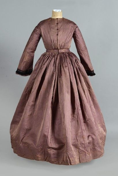 null Robe de jeune-fille, vers 1860, reps de soie rayé gris violet et framboise....