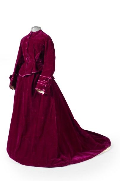 null Robe vers 1870 (?), en velours de soie violet passepoilé de satin ton sur ton,...