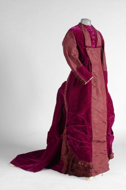 null Robe de voyage, vers 1880, en velours de soie violet et faille prune; haut baleiné...