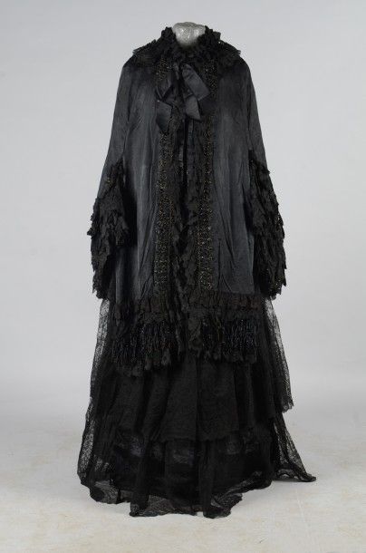 null Visite, vers 1880, en satin noir, garnie sur le col, le devant et les poignets...