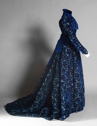 null Robe vers 1900, velours façonné de soie bleu à décor de clématites; corsage...