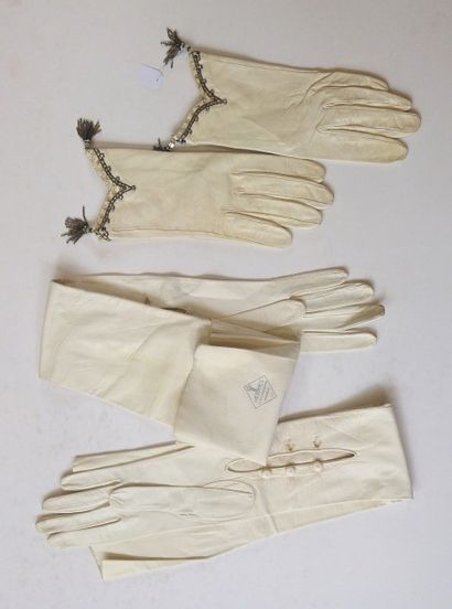 null Deux paires de gants en agneau crème griffés Hermès, première moitié du XXe...