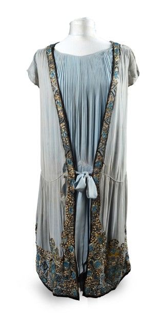 null Robe du soir, vers 1925, en crêpe de soie turquoise, effet de kimono manches...