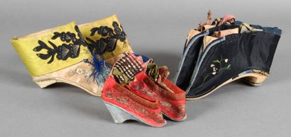 null Trois paires de chaussures brodées pour pieds bandés, Chine, début du XXe siècle,...