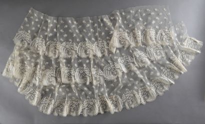 null Volant en fine dentelle de soie, Blonde de Caen aux fuseaux, vers 1830 Belle...