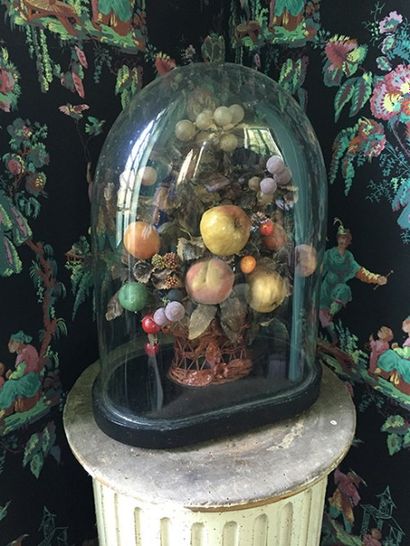 null Bouquet de mariée, XIXe siècle, de fruits et feuillage artificiels, sous gl...