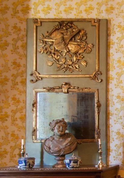 null Miroir à trumeau Louis XVI, en bois laqué et doré, trophée d'instruments de...