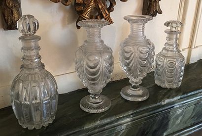 null Paire de vases et deux carafes, XIXe siècle, en verre moulé du Creusot, àdécor...
