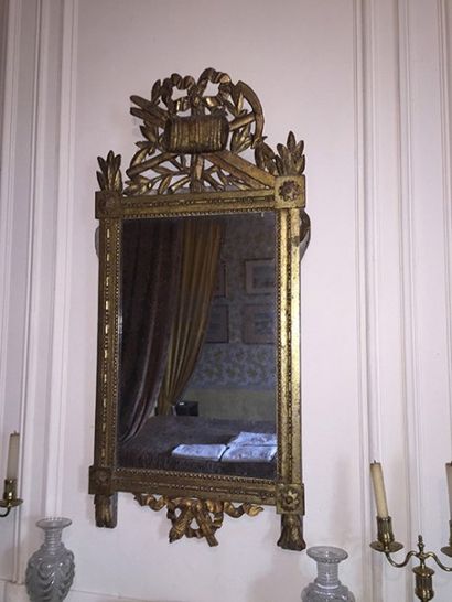 null Miroir Louis XVI, à fronton en bois argenté, à décor ajouré d'une ancre, d'un...