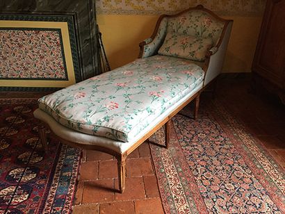 null Chaise longue Louis XVI, en noyer massif, dossier en chapeau de gendarme sinueux...