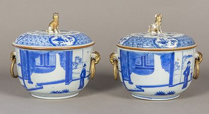 null Paire de pots couverts en porcelaine de Chine, époque Kangxi, à décor de scènes...
