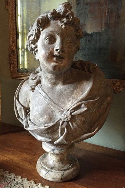 null Sculpture dans le goût du XVIIIe siècle.
Buste de jeune fille.
Terre cuite sur...