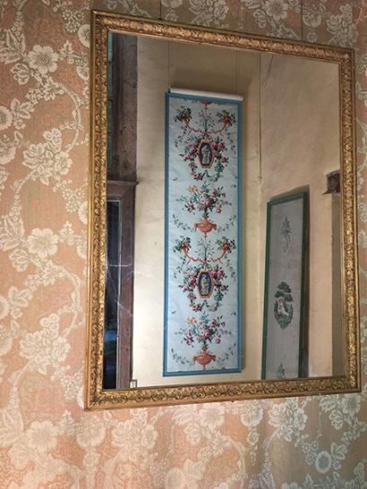 null Miroir, dans une bordure en bois et stuc doré de style Louis XIV, à décor à...