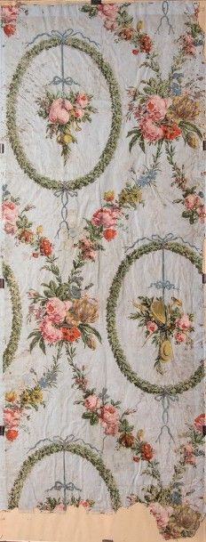 null (b). Papier peint aux bouquets et guirlandes, vers 1785.
Papier vergé rabouté,...