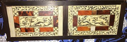 null Deux panneaux de façade de tiroirs de cabinet italien, à décor de plaques d'ivoire...