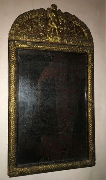 null Miroir à fronton Louis XIII, en cuivre repoussé, à bordure de treillage et fronton...