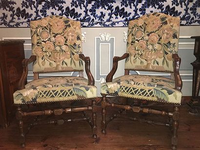 null Paire de fauteuils Louis XIV, en bois tourné et garniture de tapisserie, début...